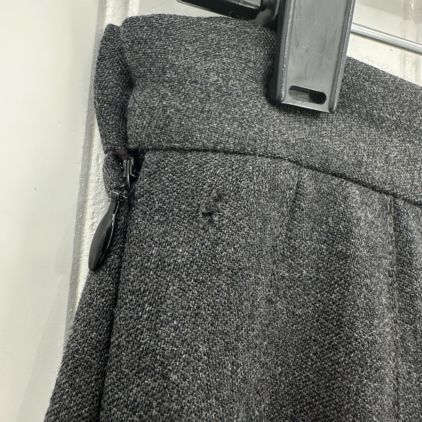 J McLaughlin Skirt Womens 8 Pleated Wool Gray Zip Academia Preppy Luxury *Flaw