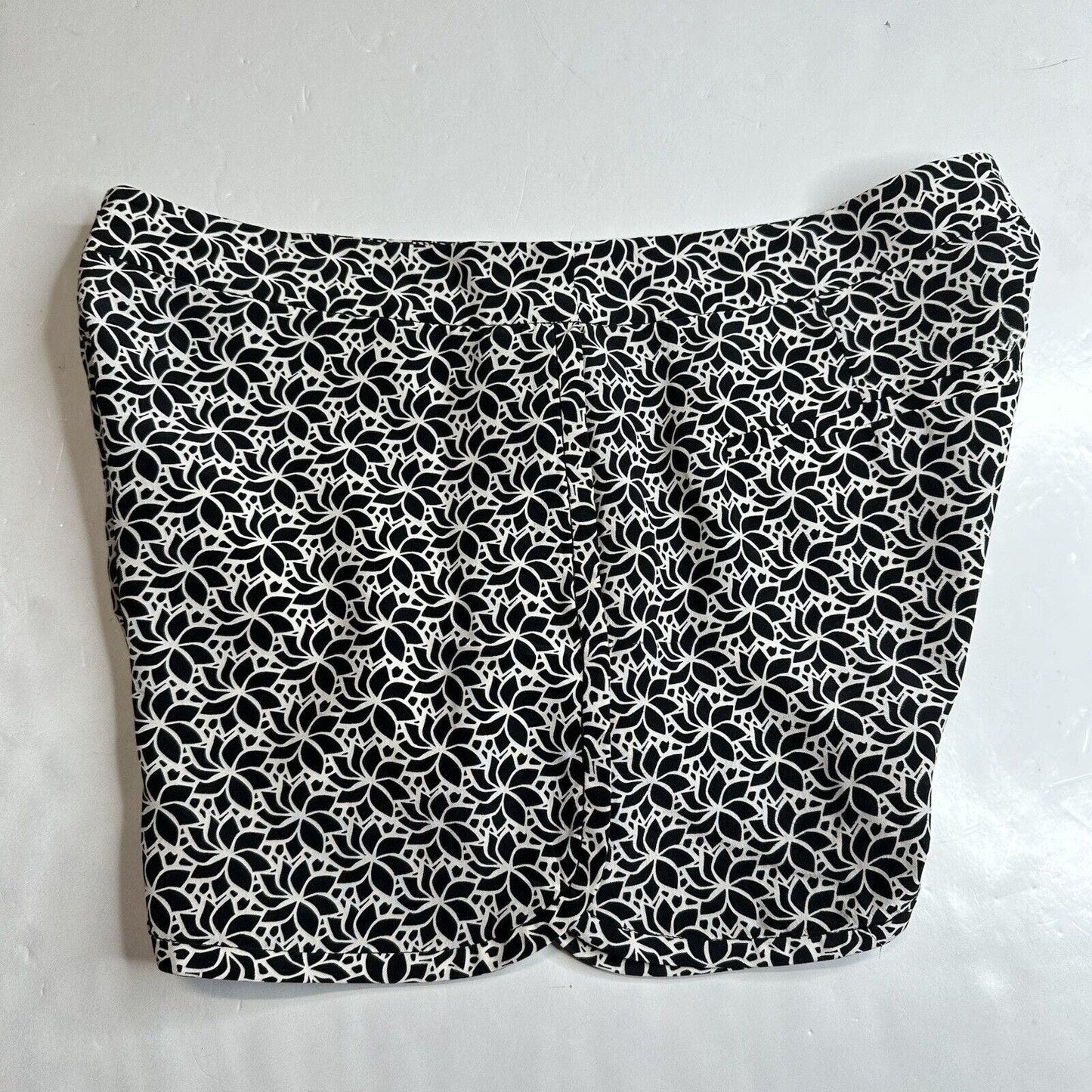 Diane Von Furstenberg Silk Shorts Womens 4 Black/White Floral Zip Front Pockets