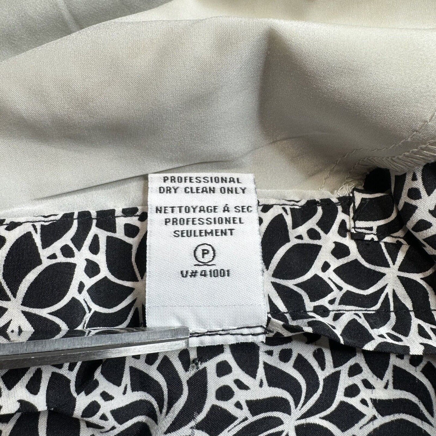 Diane Von Furstenberg Silk Shorts Womens 4 Black/White Floral Zip Front Pockets