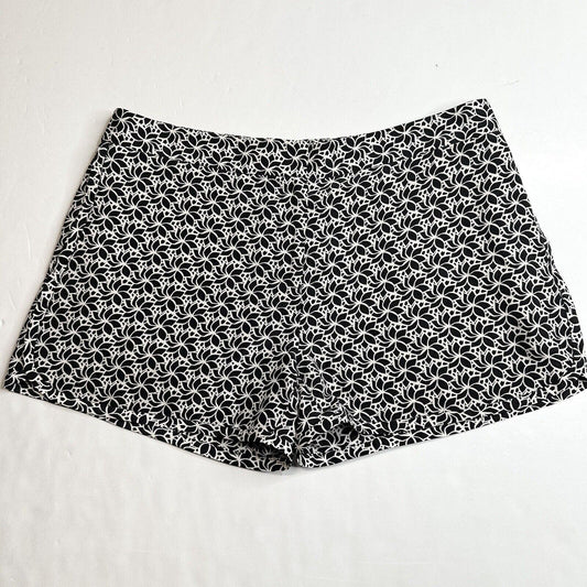 Diane Von Furstenberg Silk Shorts Womens 4 Black/White Floral Zip Front Pockets