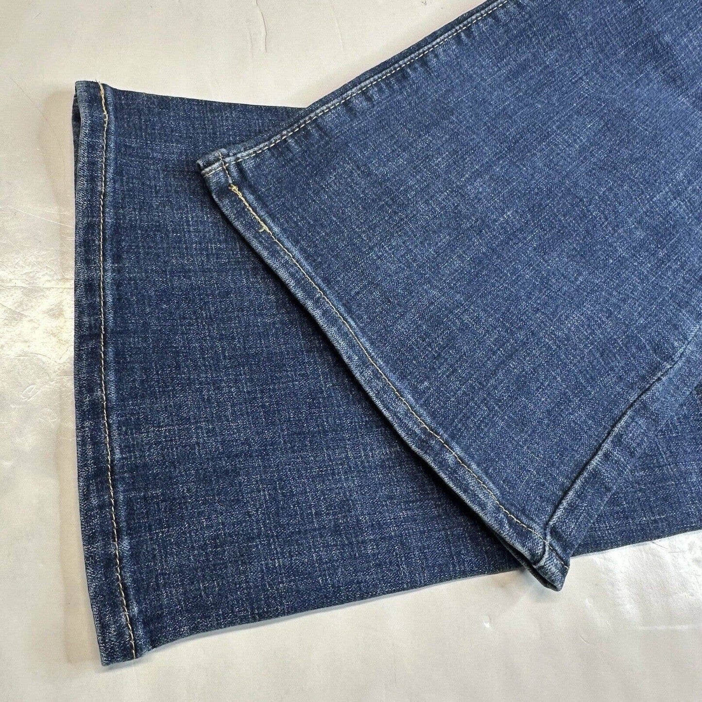 Levis Classic Bootcut Jeans Womens 10/30 Short Stretch Denim Blue Jean Dark NEW