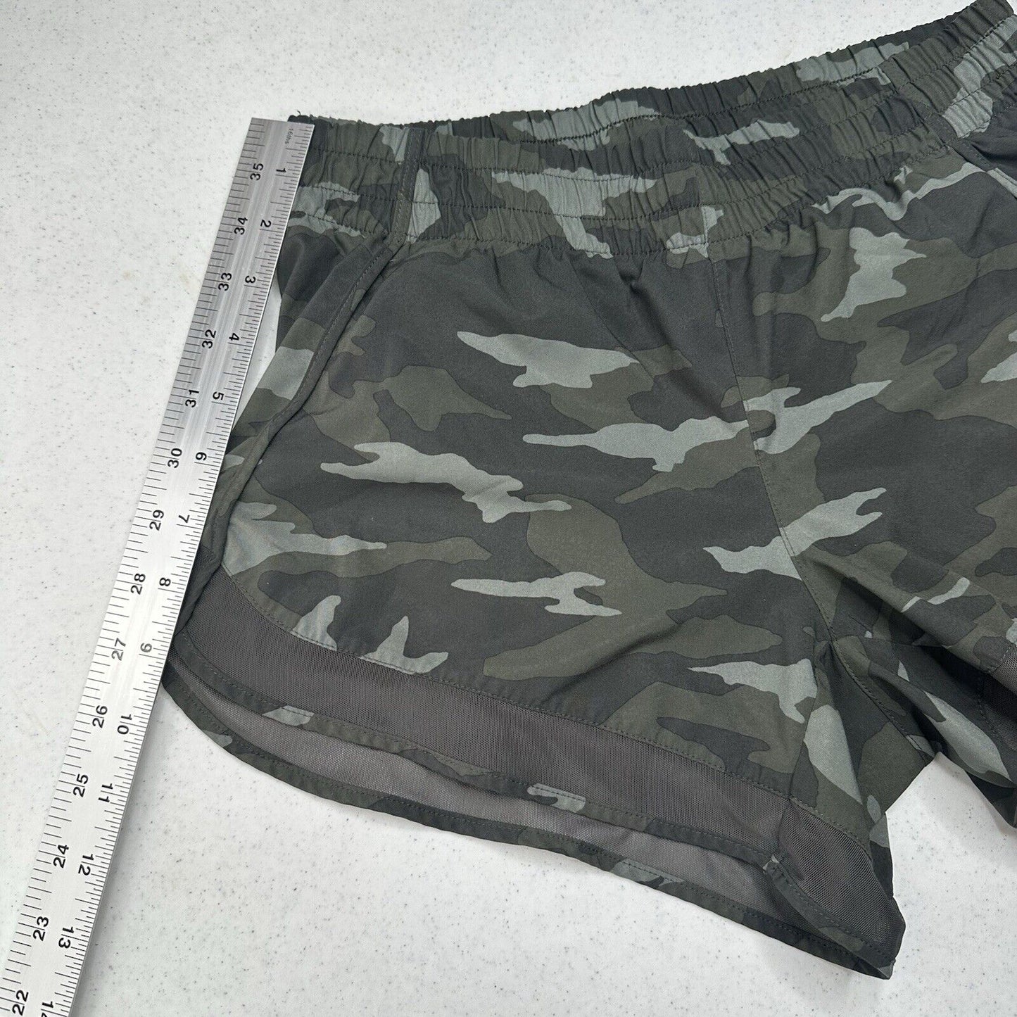 Athleta Shorts Womens Small Mesh Racer Run 4" Short Green Camo Beach Light EUC