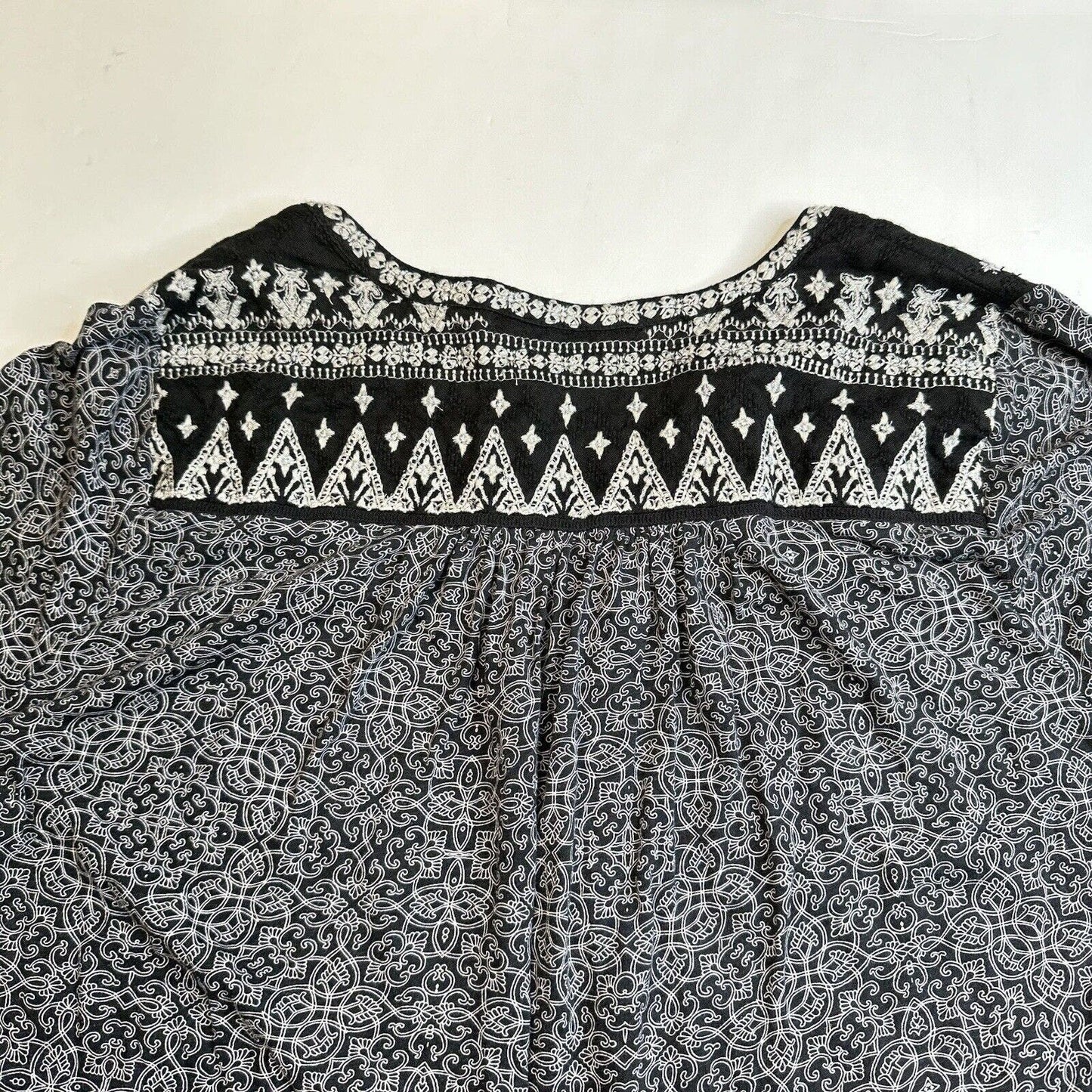 Lucky Brand Top Womens 1X Black White Embroidered Boho Lightweight Shirt Hi Low