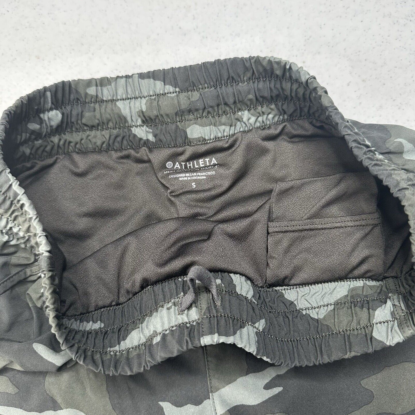 Athleta Shorts Womens Small Mesh Racer Run 4" Short Green Camo Beach Light EUC