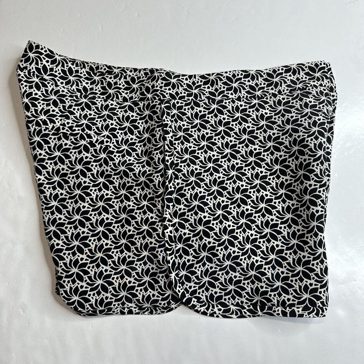 Diane Von Furstenberg Silk Shorts Womens 4 Black/White Floral Zip Front Pockets