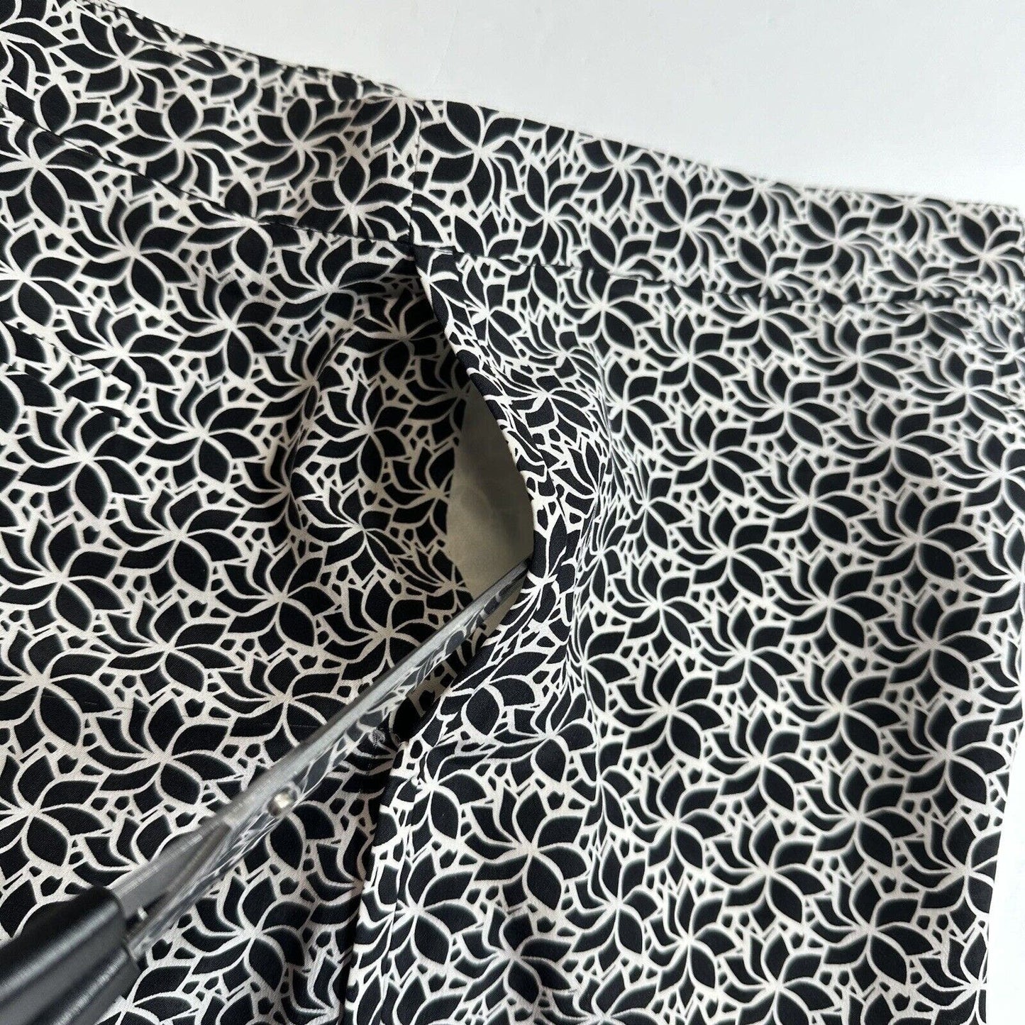 Diane Von Furstenberg Silk Shorts Womens 4 Black/White Floral Zip Front Pockets