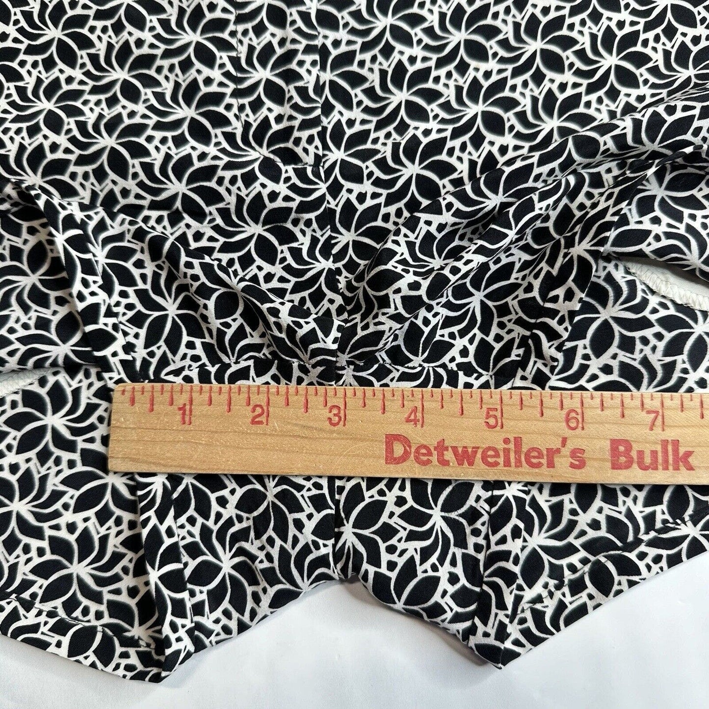 Diane Von Furstenberg Silk Shorts Womens 4 Black/White Floral Zip Front Pockets