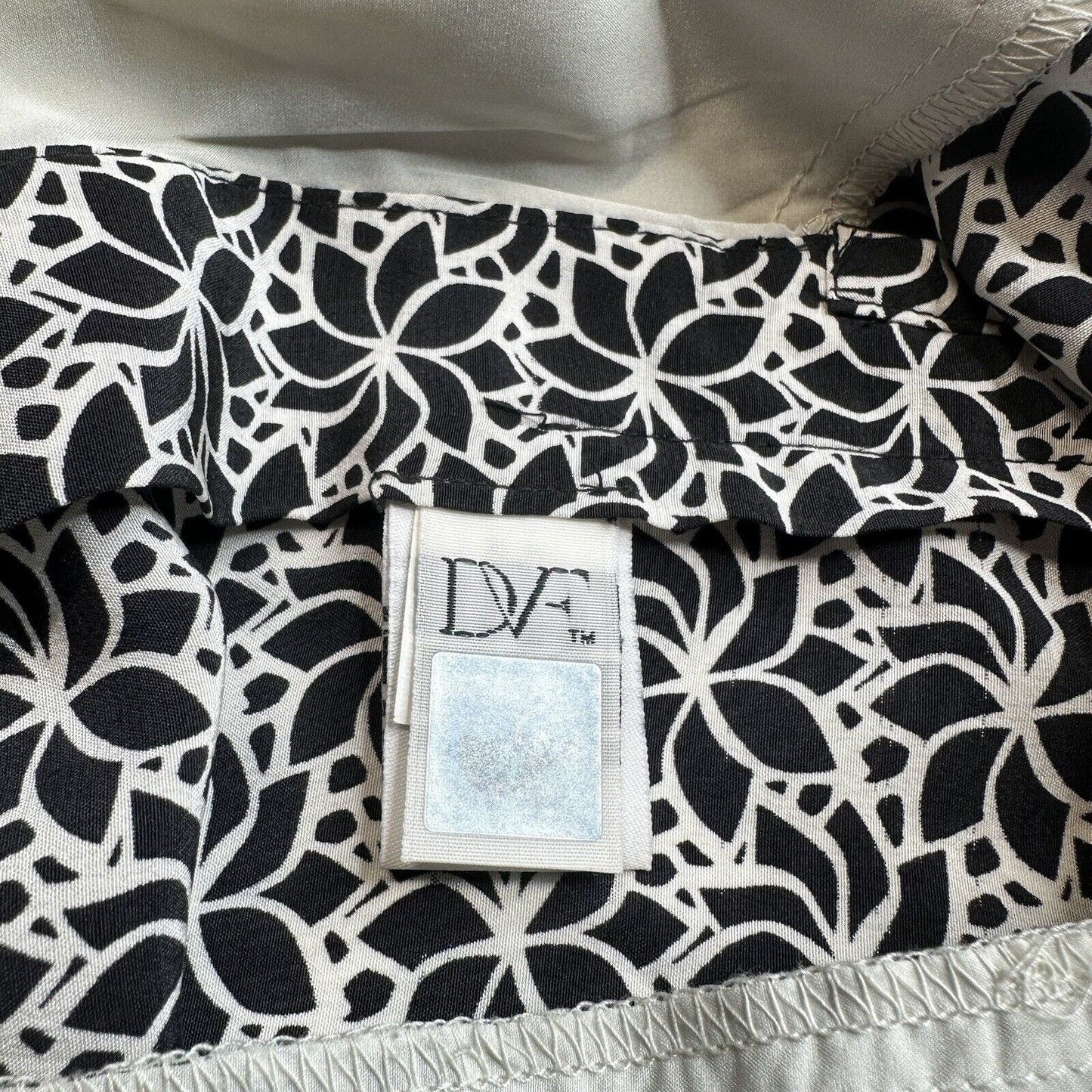 Diane Von Furstenberg Silk Shorts Womens 4 Black/White Floral Zip Front Pockets