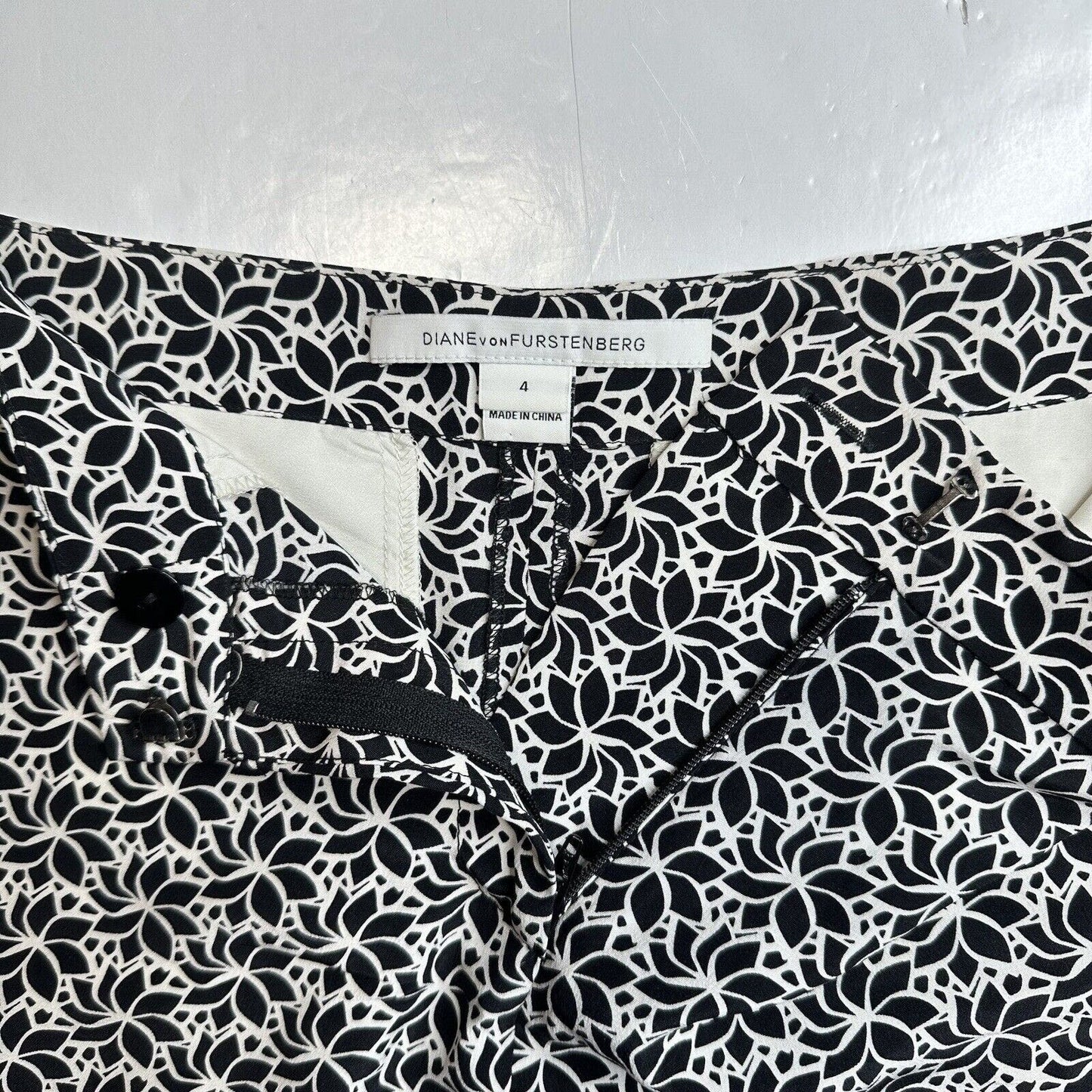 Diane Von Furstenberg Silk Shorts Womens 4 Black/White Floral Zip Front Pockets