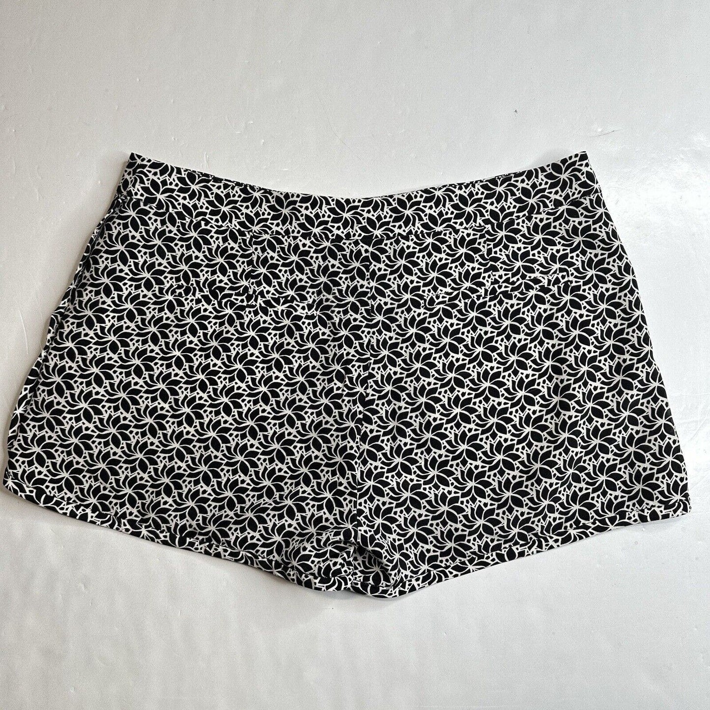 Diane Von Furstenberg Silk Shorts Womens 4 Black/White Floral Zip Front Pockets