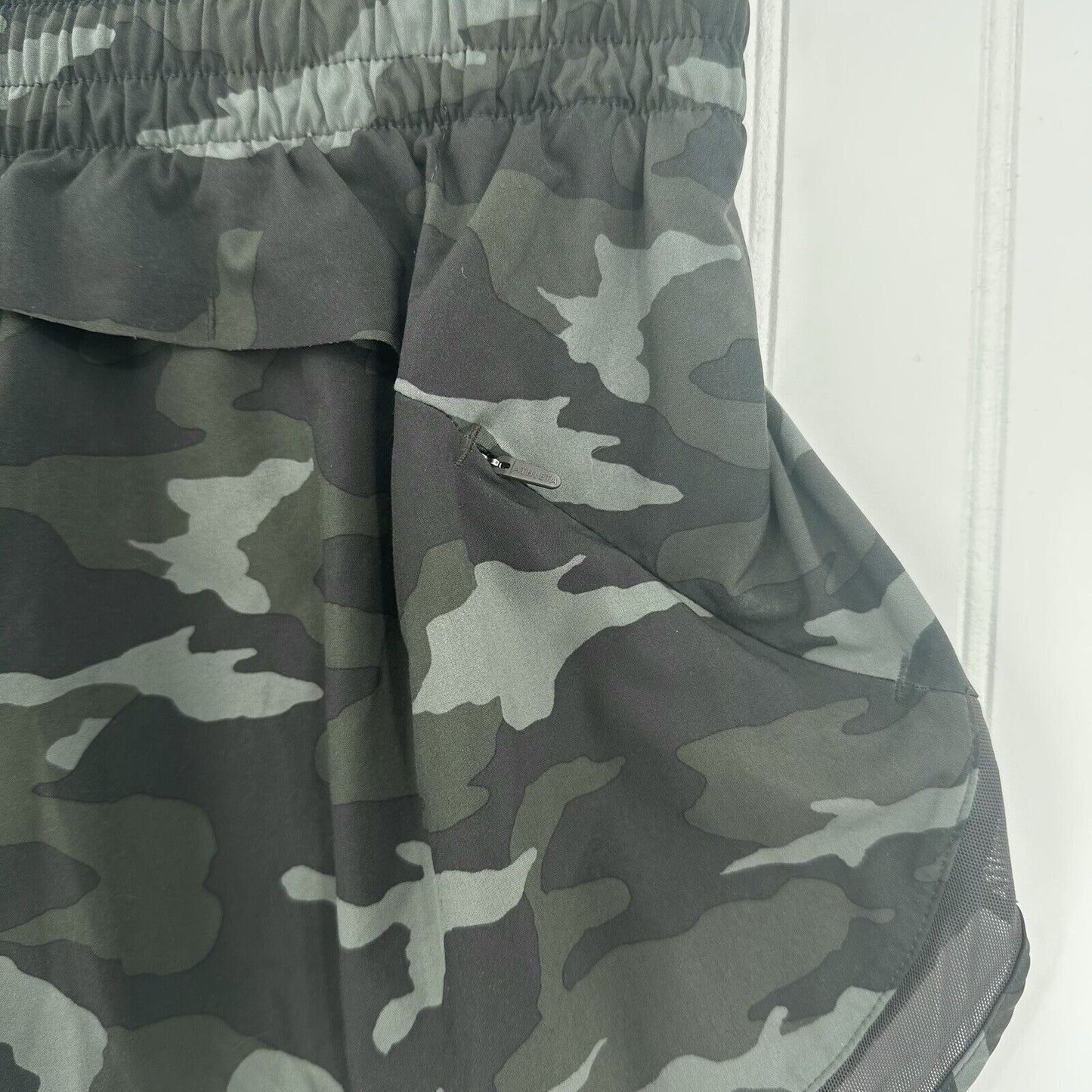Athleta Shorts Womens Small Mesh Racer Run 4" Short Green Camo Beach Light EUC