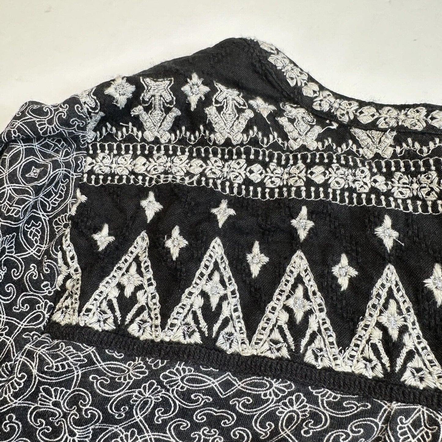 Lucky Brand Top Womens 1X Black White Embroidered Boho Lightweight Shirt Hi Low