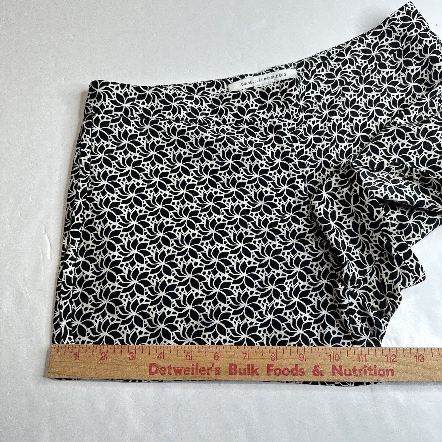 Diane Von Furstenberg Silk Shorts Womens 4 Black/White Floral Zip Front Pockets