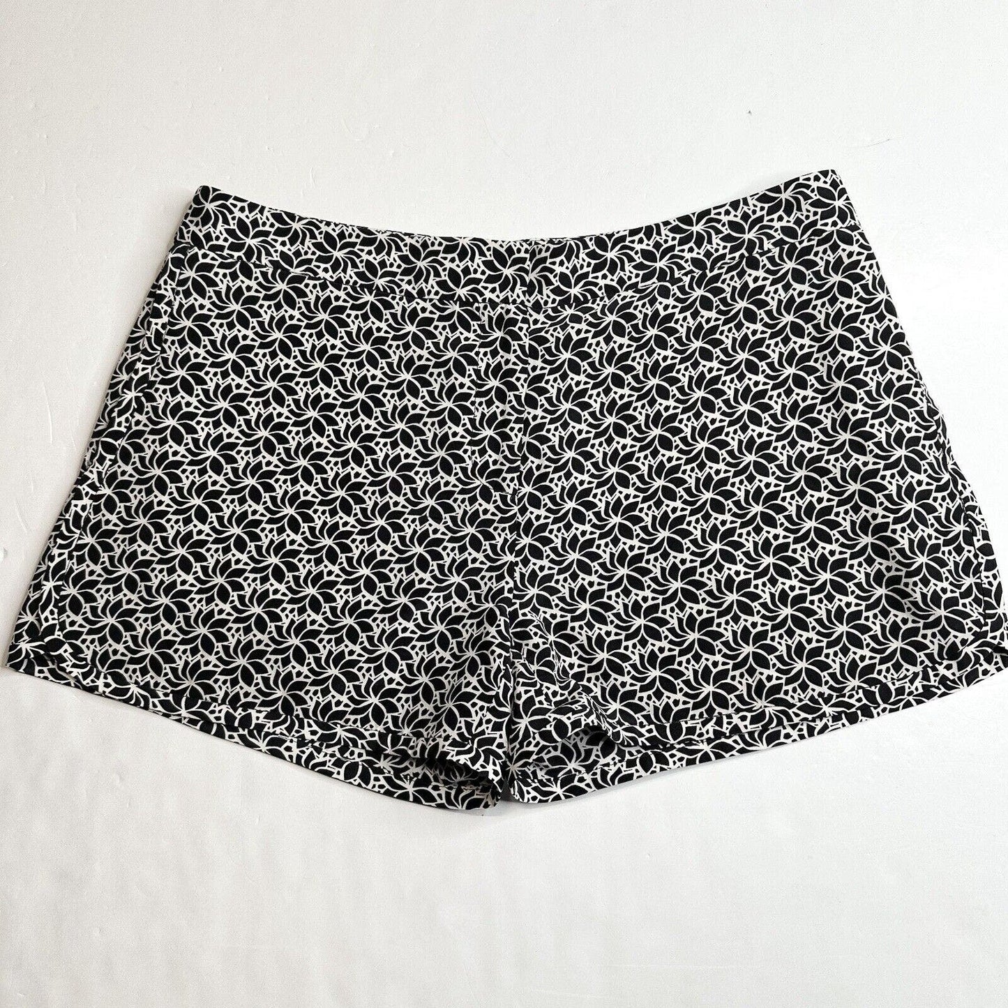 Diane Von Furstenberg Silk Shorts Womens 4 Black/White Floral Zip Front Pockets
