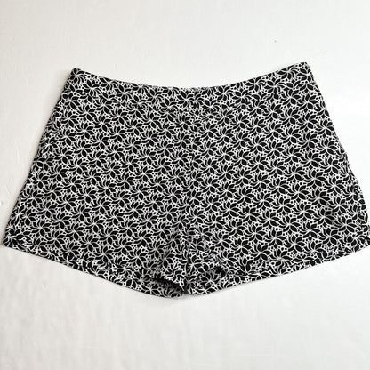 Diane Von Furstenberg Silk Shorts Womens 4 Black/White Floral Zip Front Pockets
