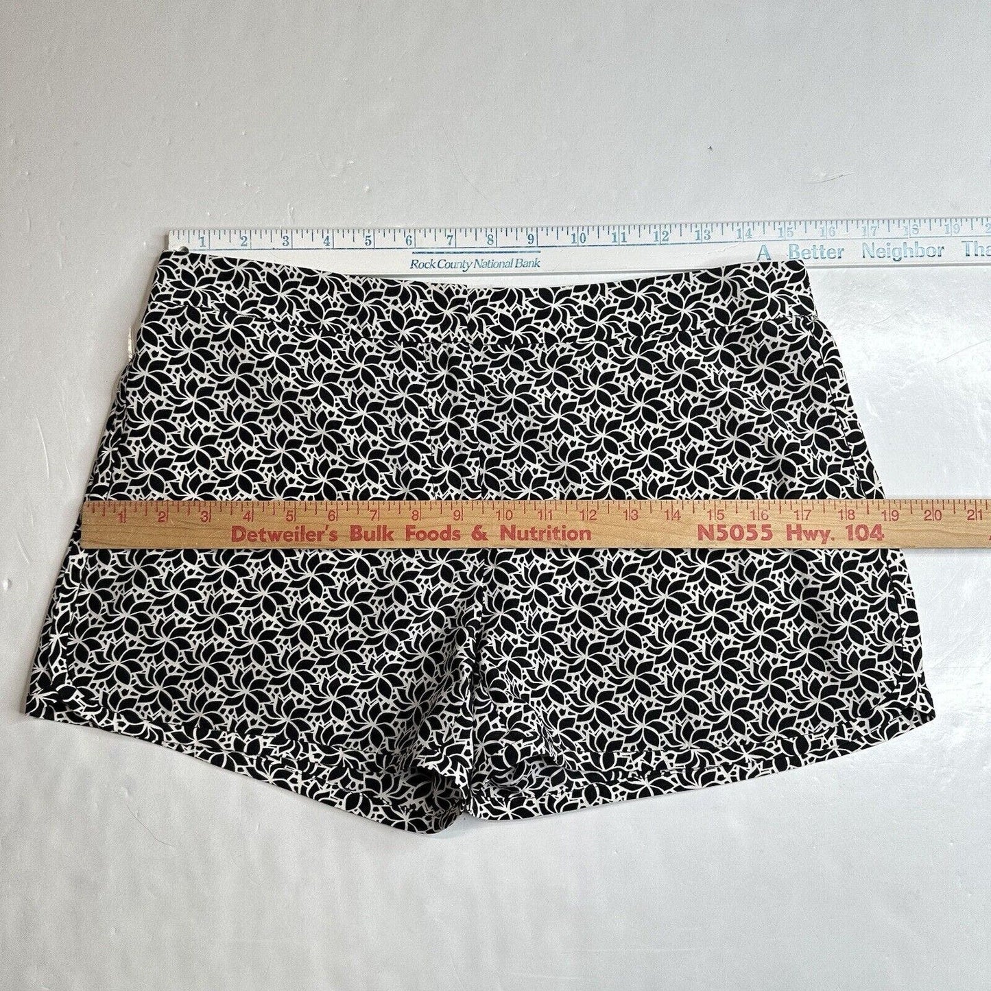 Diane Von Furstenberg Silk Shorts Womens 4 Black/White Floral Zip Front Pockets