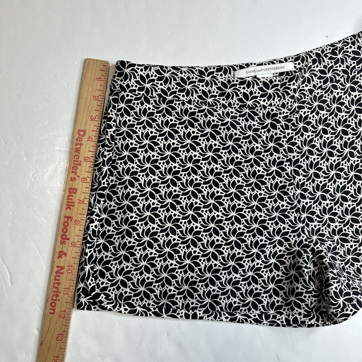 Diane Von Furstenberg Silk Shorts Womens 4 Black/White Floral Zip Front Pockets